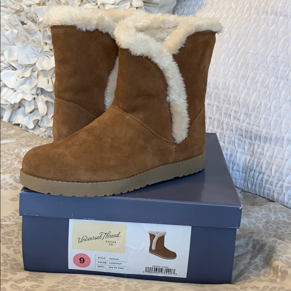 NWOT Universal Thread Boots